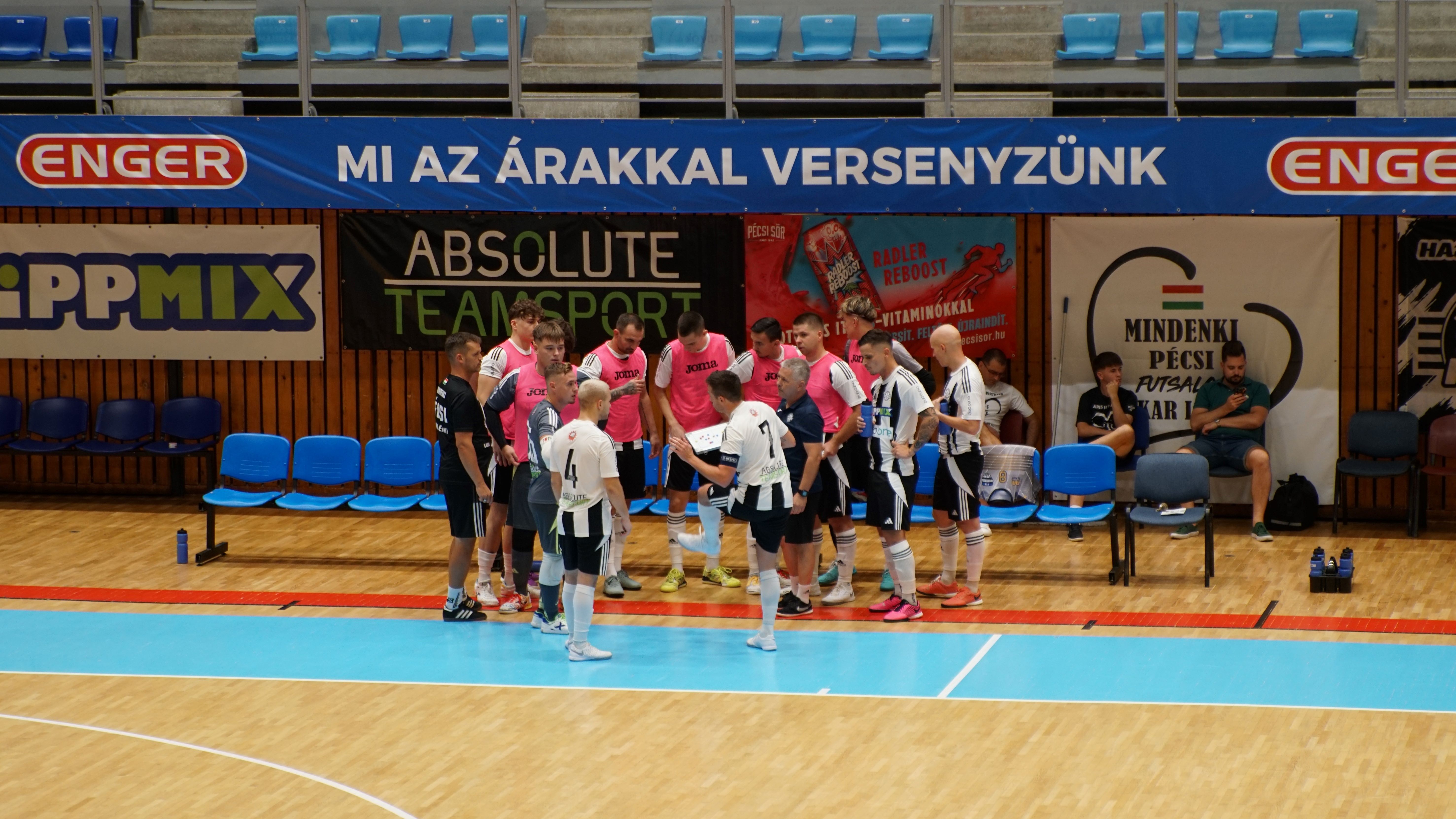 PTE-PEAC_futsal_taktikai_megbeszélés
