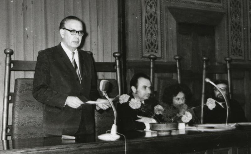 Az I. Tudományos Diákköri Konferencia (TDK) a Pécsi Tudományegyetem Állam- és Jogtudományi Karon 1976. április 29-30-án. Beszédet mond Szamel Lajos.