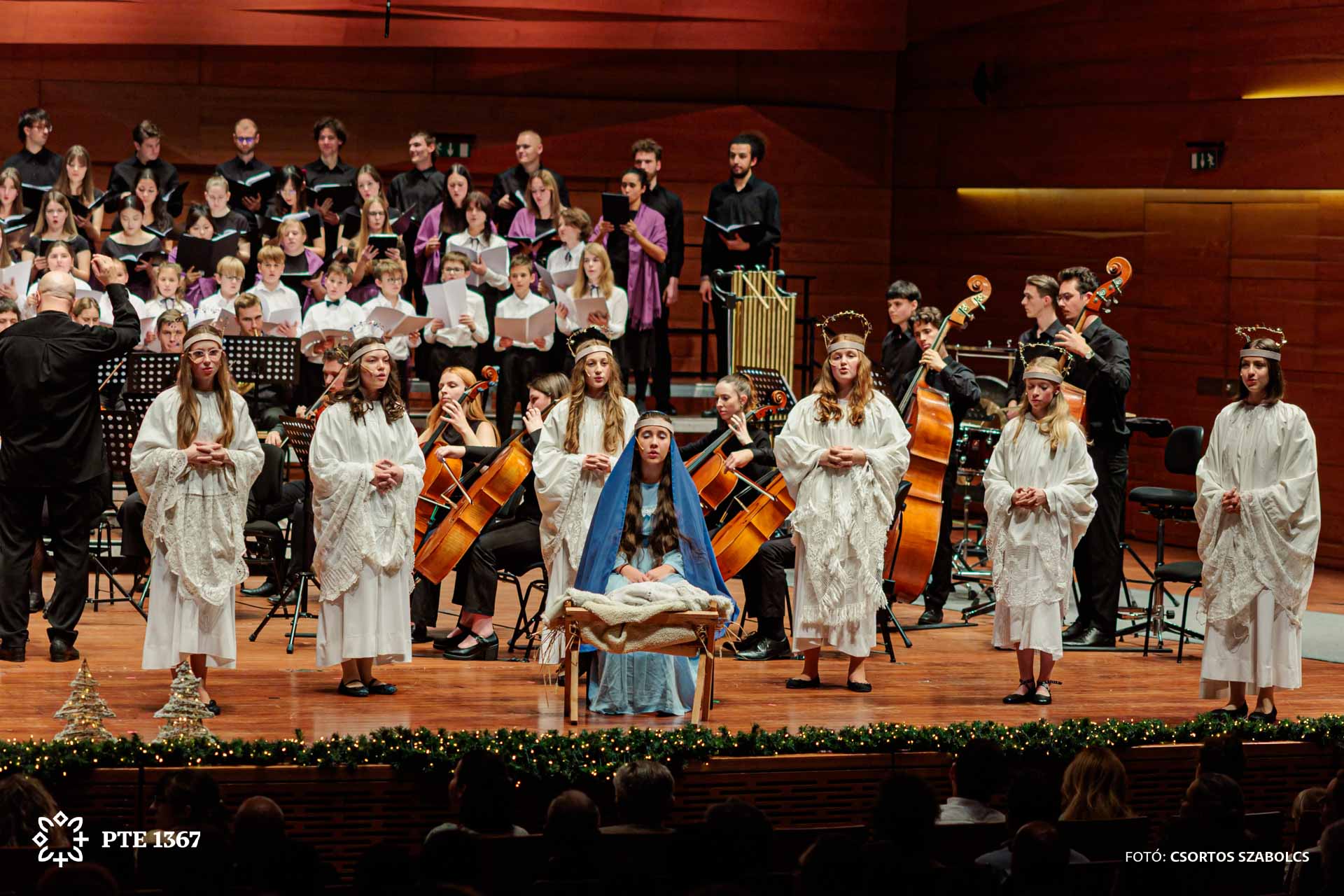 Szent Mór Iskolaközpont kórusa és betlehemező diákjai