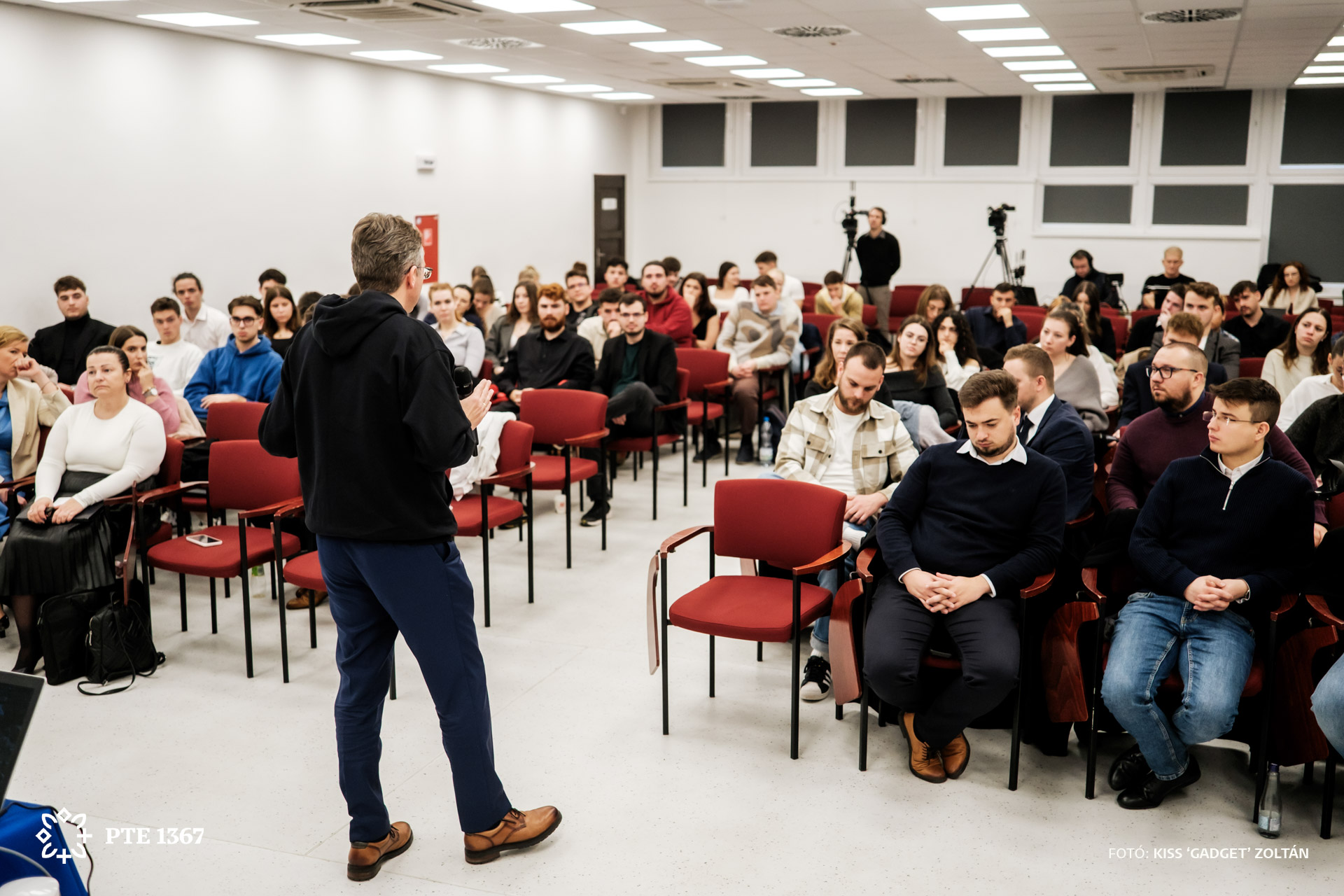 „Kérdezd a minisztert!”