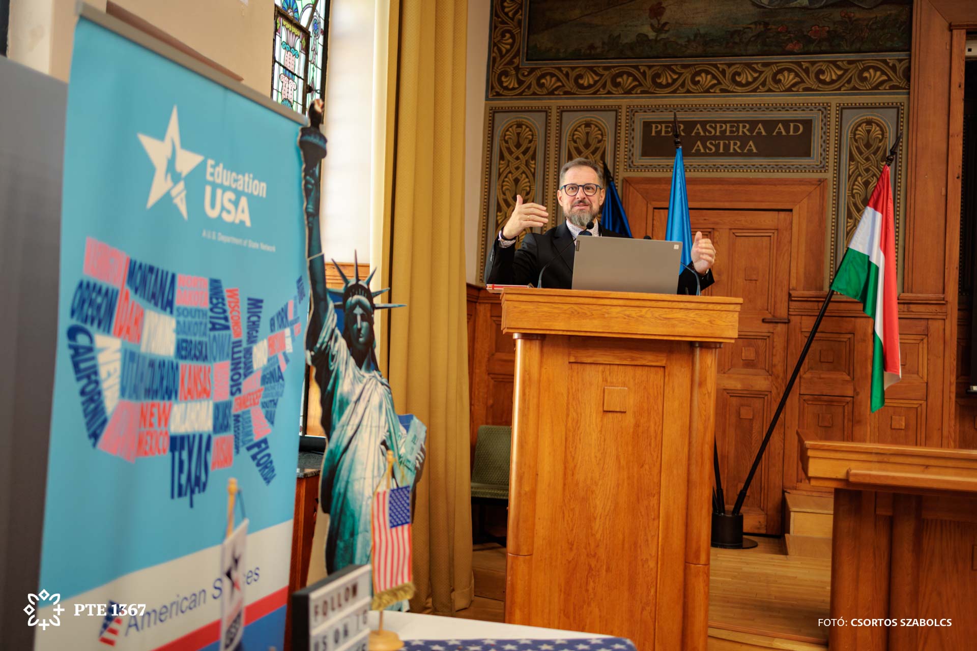 Dr. Tarróssy István beszédet mond