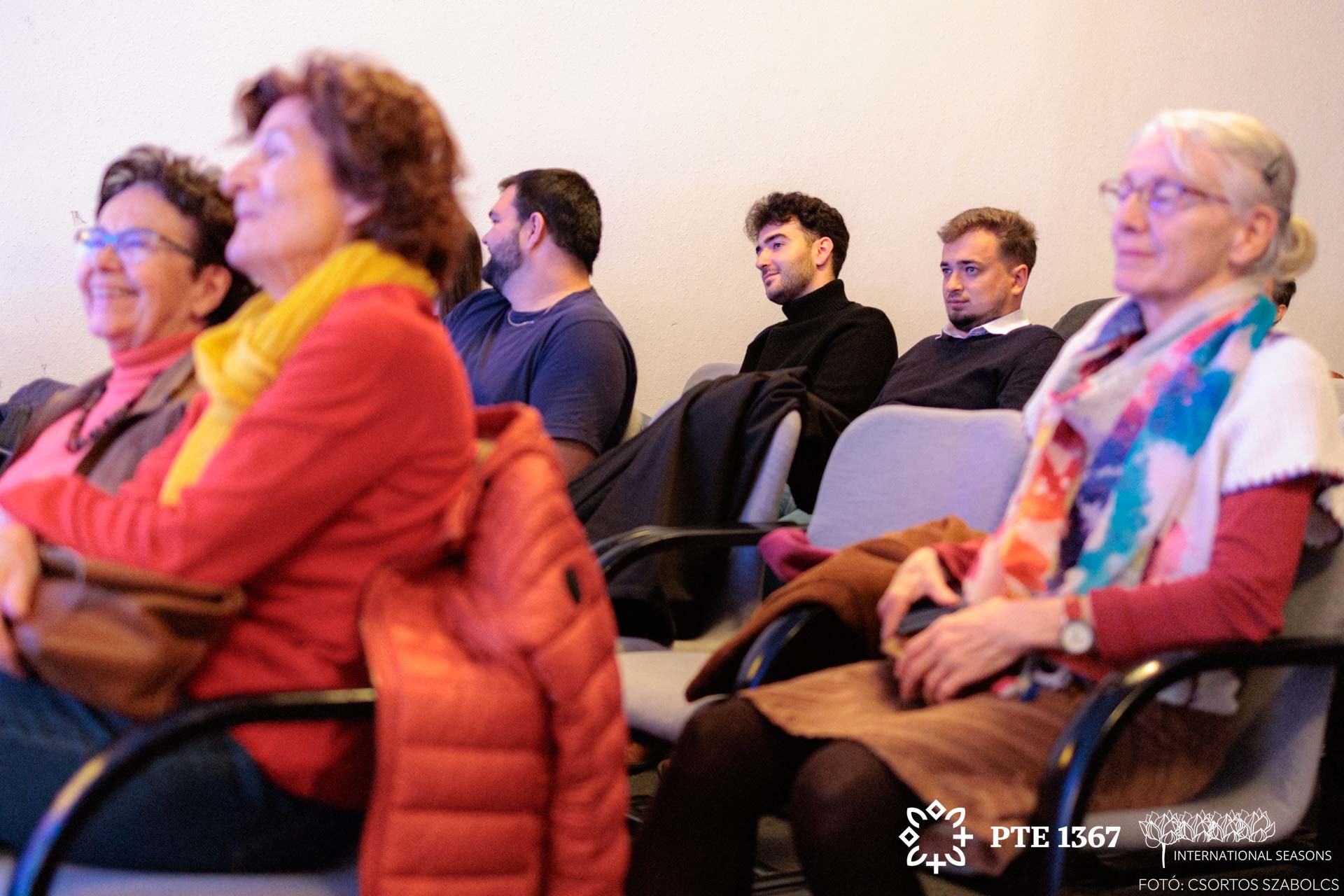 Hallgatóság Bogyay Katalin előadása alatt