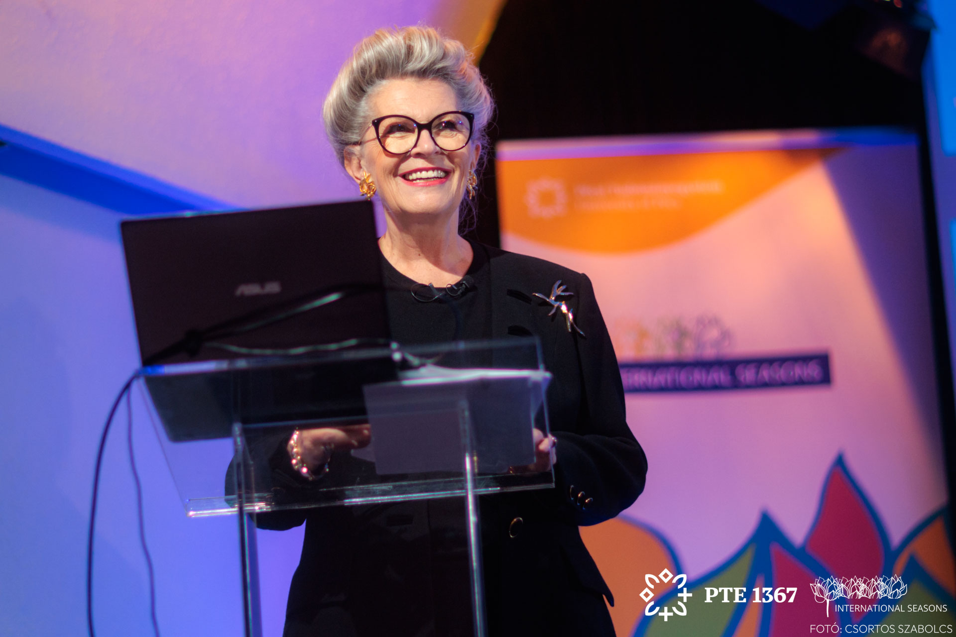 Bogyay Katalin nagykövet asszony előadás közben