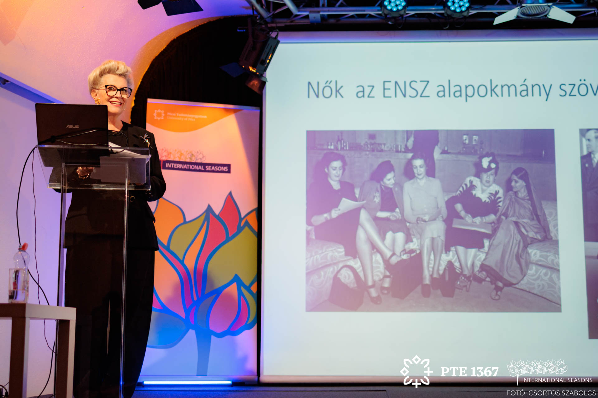 Kép Bogyay Katalin nagykövet asszonyról az előadás alatt