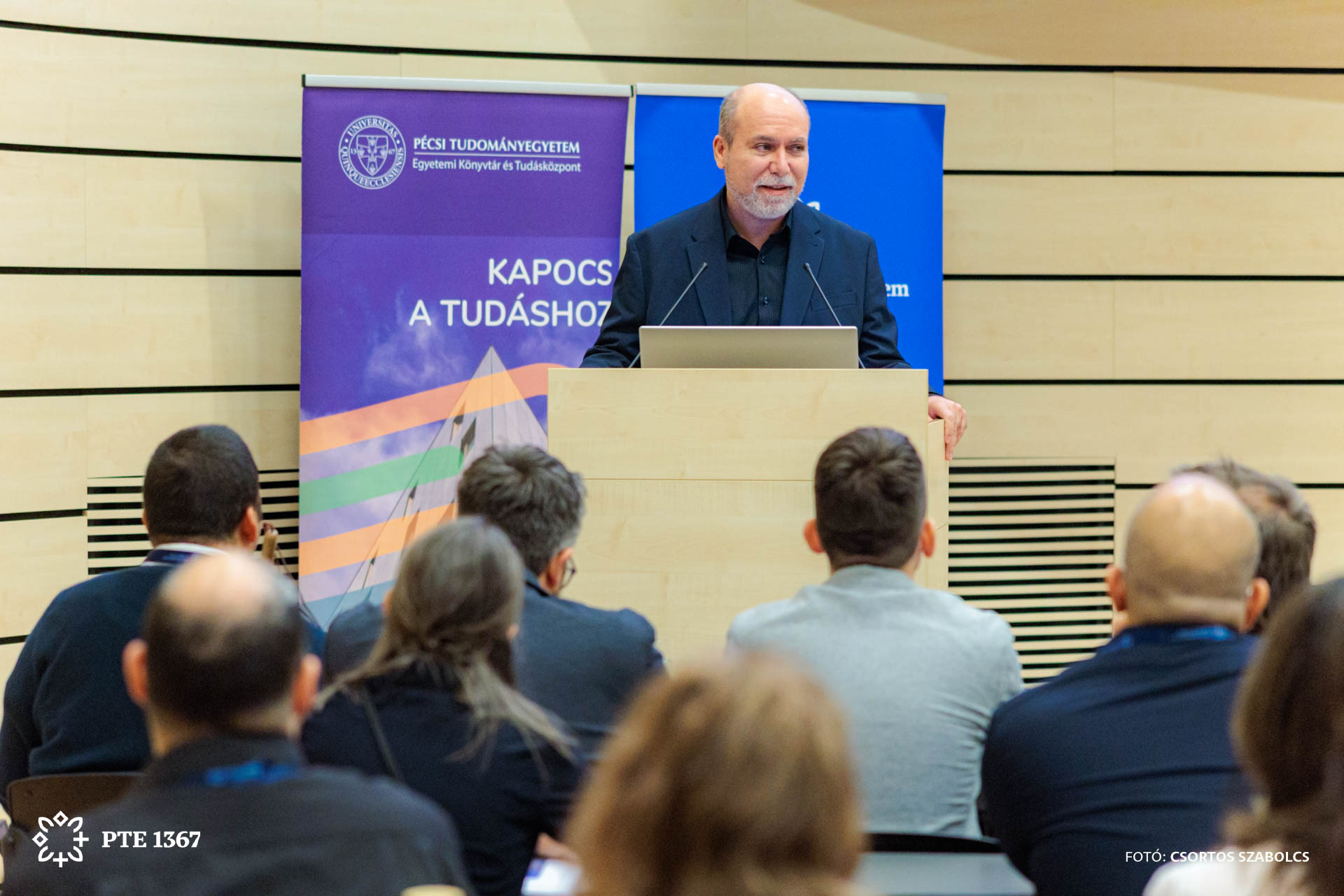 Szeberényi Gábor megynitja a Jövő kutatói konferenciát a Pécsi Tudásközpontban