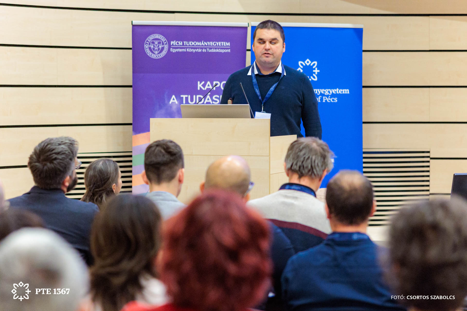 Szentgáli-Tóth Boldizsár előadás közben