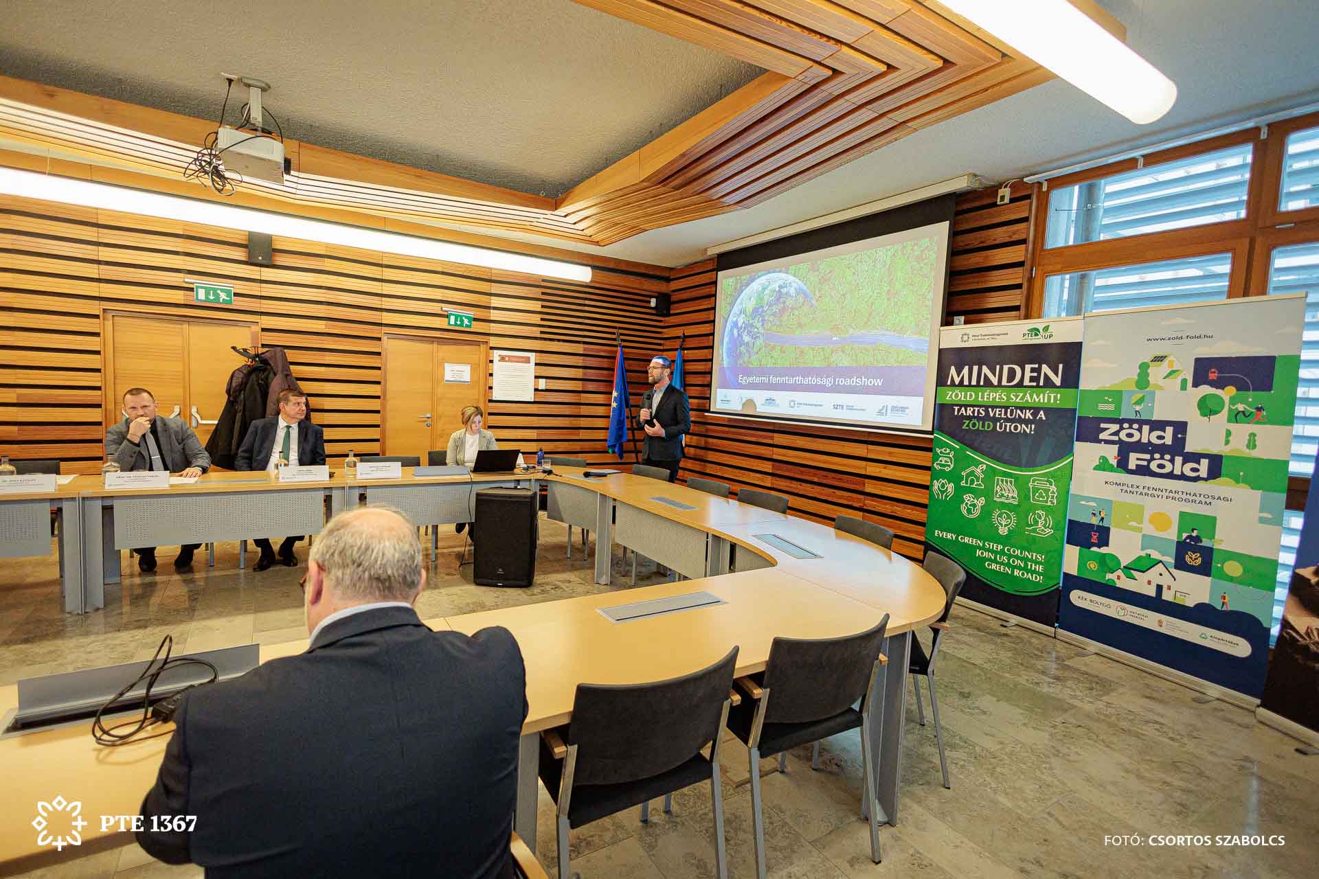 Nagykép a Fenntarthatósági roadshow megnyitójáról, Matolcsy Miklóssal a kivetítő előtt