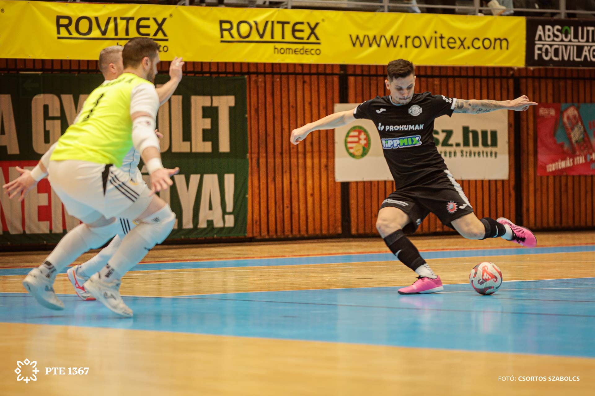 Fiatalok futsalt játszanak