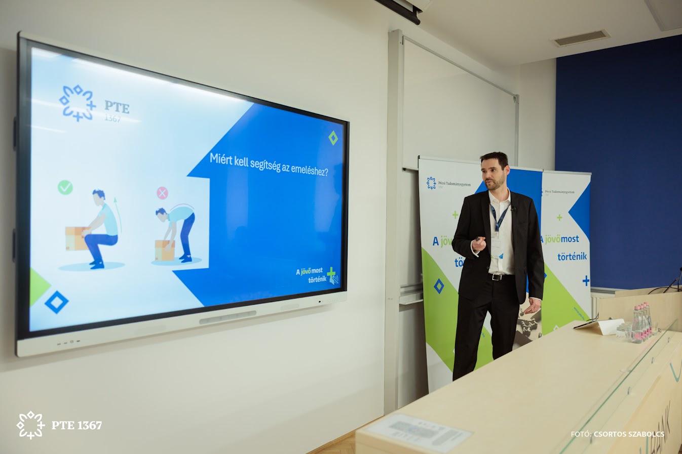 Szőke András a Jövő most történik előadás közben