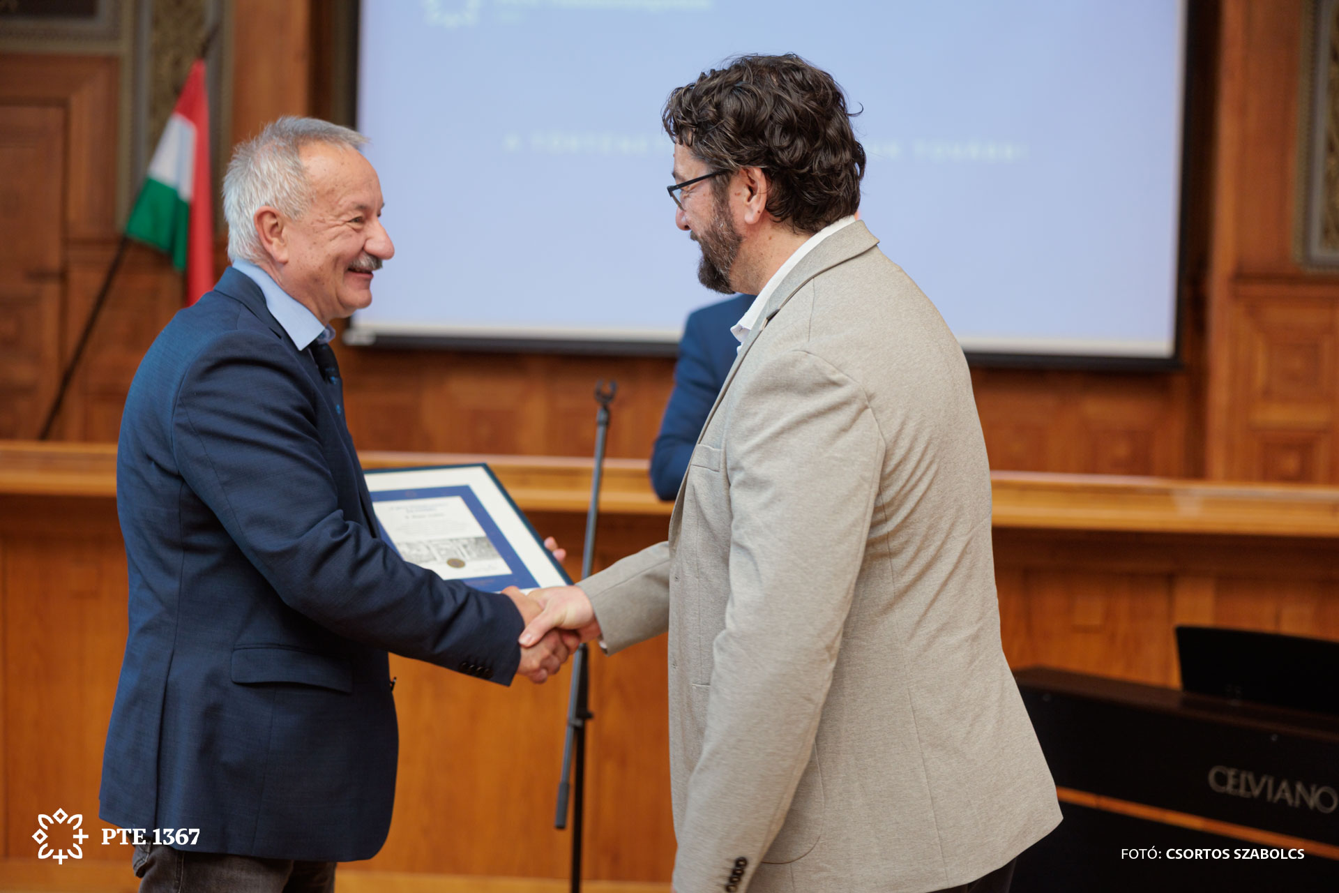 A sajtódíj átadása K. Mayer Andrásnak