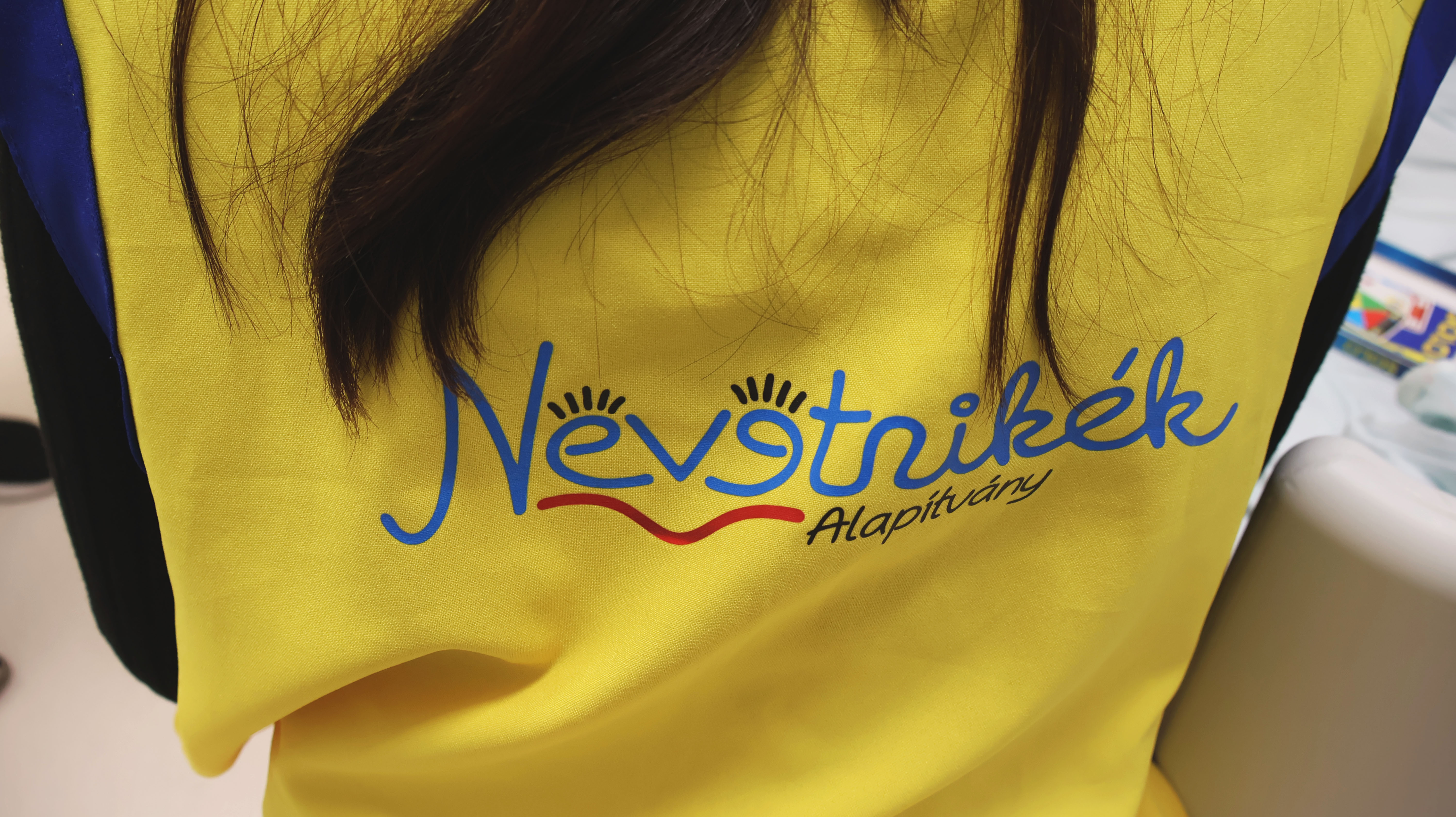 Simon Dzsenifer Nevetnikék