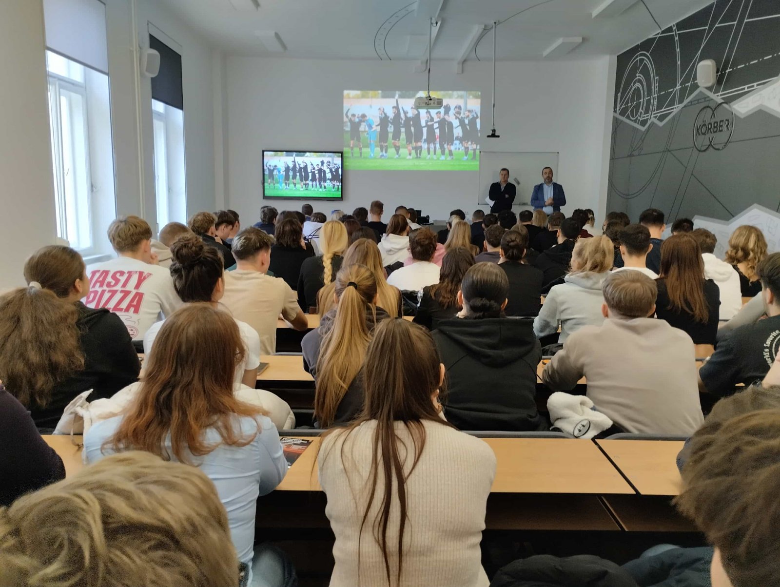 Szakmai előadáson vesznek részt a hallgatók a TTK Karriernapon