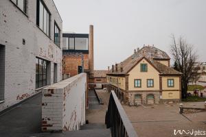 A Zsolnay negyed épületei kiváló helyszínt biztosítanak a Művészeti Karon folyó sokszínű művészeti tevékenységnek