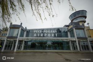 20260330 Pogány reptér Müncheni gép érkezése