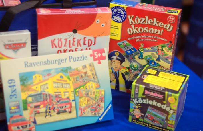 Rendőrségi adomány érkezett a pécsi gyermekklinikára