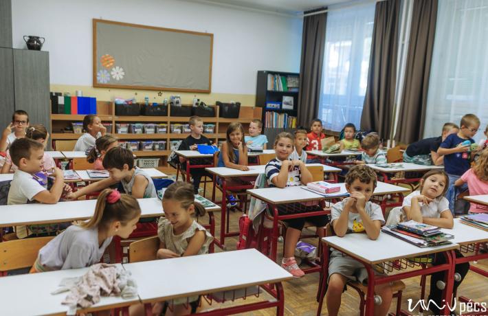 diákok a tanteremben a pte gyakorló általános iskolájában