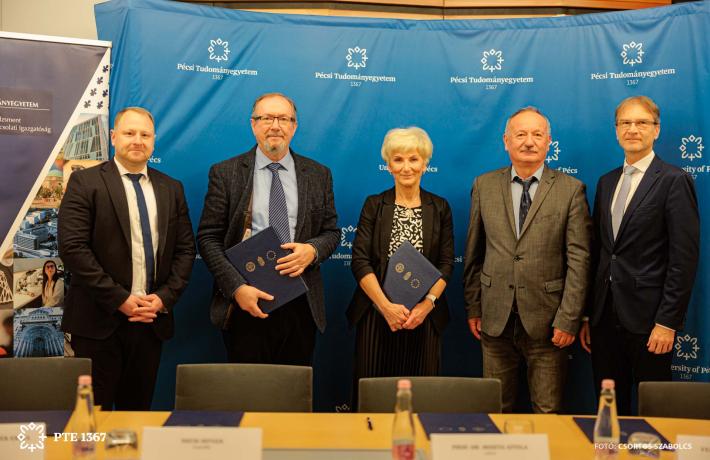 Csoportkép a Painpatch partnerségi megállapodásának aláírásán