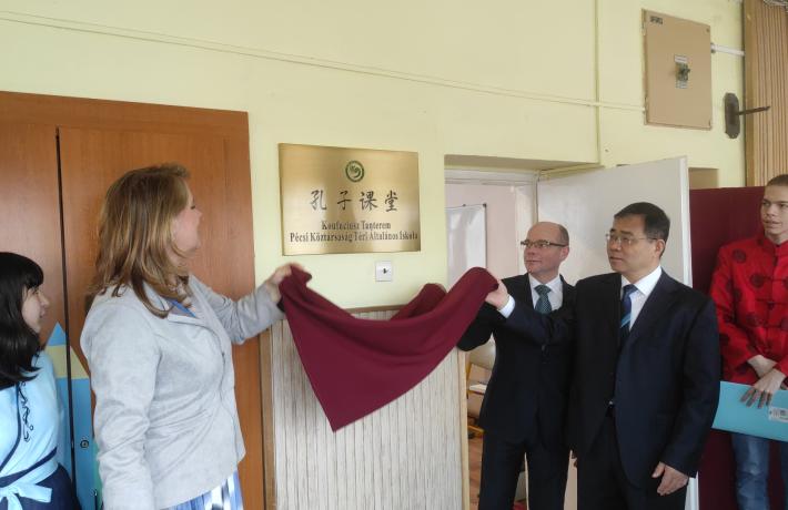 Szintet lépett a pécsi kínai nyelvoktatás: Konfuciusz Tanterem nyílt a Köztársaság Téri Általános Iskolában