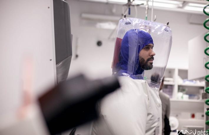 Sikeresen zárult a PTE Virológiai Nemzeti Laboratóriumának kutatási projektje - a fotón Kemenesi Gábor, a laboratórium vezetője látható