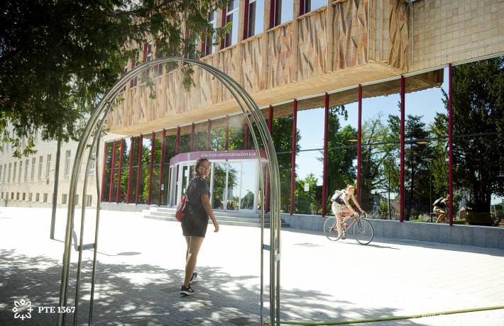 Kánikula ellen telepítettek párakaput a PTE ÁOK parkjába