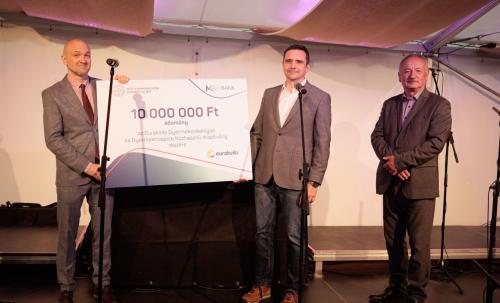 Az MBH Bank 10 millió forinttal segíti a pécsi gyermekonkológiai osztály fejlesztését