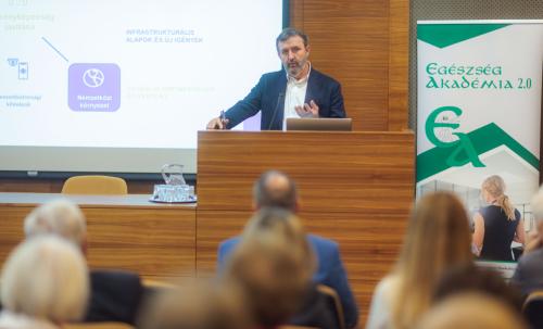 Palkovics előad az Egészségakadémián