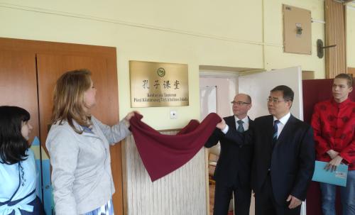 Szintet lépett a pécsi kínai nyelvoktatás: Konfuciusz Tanterem nyílt a Köztársaság Téri Általános Iskolában