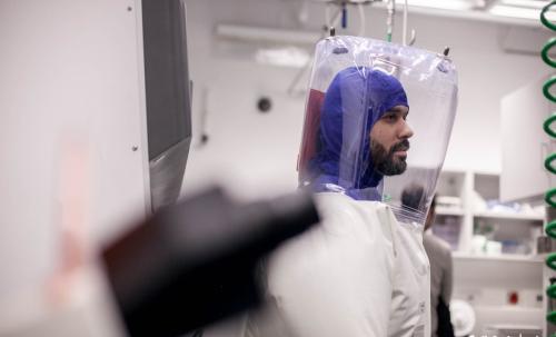 Sikeresen zárult a PTE Virológiai Nemzeti Laboratóriumának kutatási projektje - a fotón Kemenesi Gábor, a laboratórium vezetője látható
