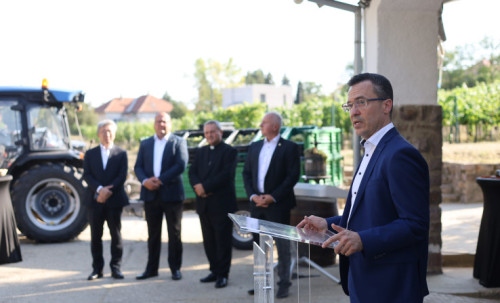 Prof. Dr. Fábián Adrián a PTE Szőlészeti és Borászati Kutatóintézet pincéjének megnyitóján 
