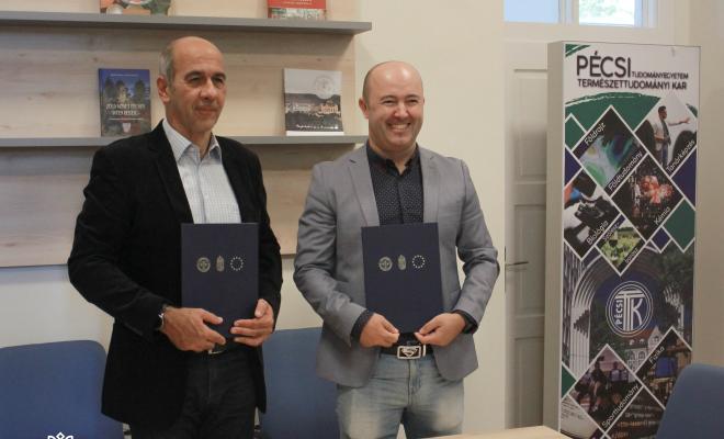 Dékán úr és Onespire elnökségi tag tartják az együttműködési szerződéseket