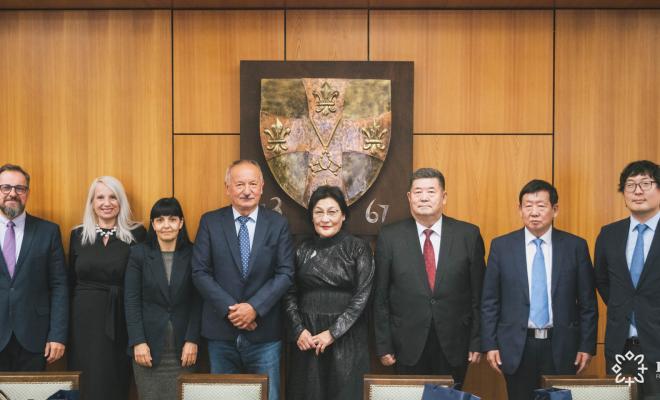 Csoportkép a mingol delegációval