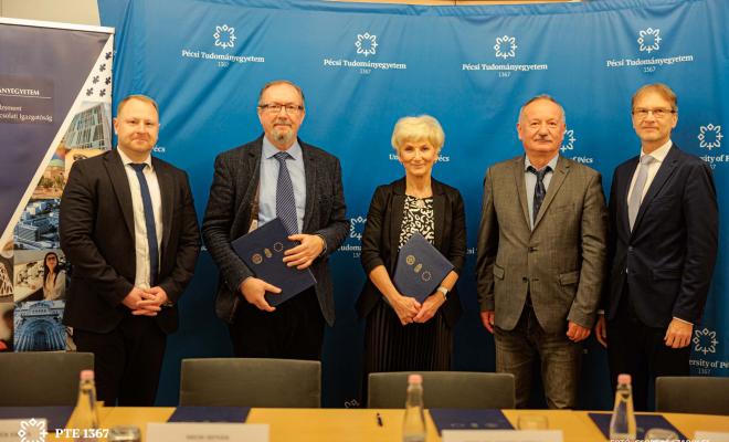 Csoportkép a Painpatch partnerségi megállapodásának aláírásán