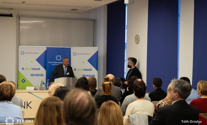 Úton a digitális jövő felé: Innováció és tanulástámogatás a PTE-n Miseta Attila Vörös Zoltán