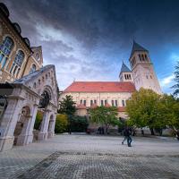 A Bölcsészet- és Társadalomtudományi Kar és a Természettudományi Kar ikonikus bejárata, háttérben a Pius Templom
