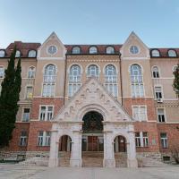 A Bölcsészet- és Társadalomtudományi Kar és a Természettudományi Kar bejárata