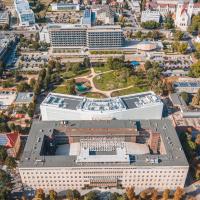 Általános Orvostudományi Kar, háttérben az új tömb és a Janus Pannonius Klinikai Tömb