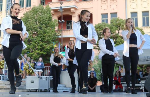 Táncosok nyitották meg a Nemzetközi Kultúra Napját a Széchenyi téren
