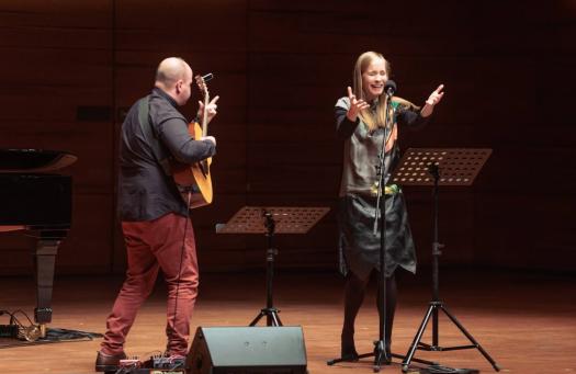 Újszerű zenei közösségi élményt kínál Harcsa Veronika Flow By című lemeze (fidelio.hu)