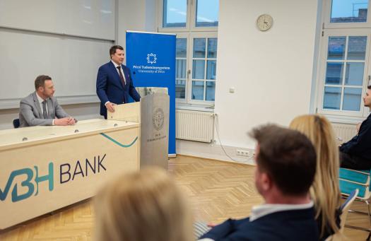 Bankarculatú konferenciaterem a Pécsi Tudományegyetemen (novekedes.hu)