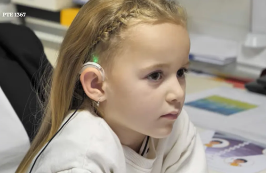 Orvosi bravúr hozta el a csodát, okos eszközt ültettek Dorka fülébe